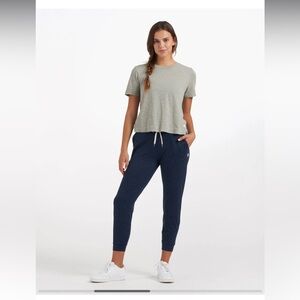 Vuori Performance jogger in Navy, size small